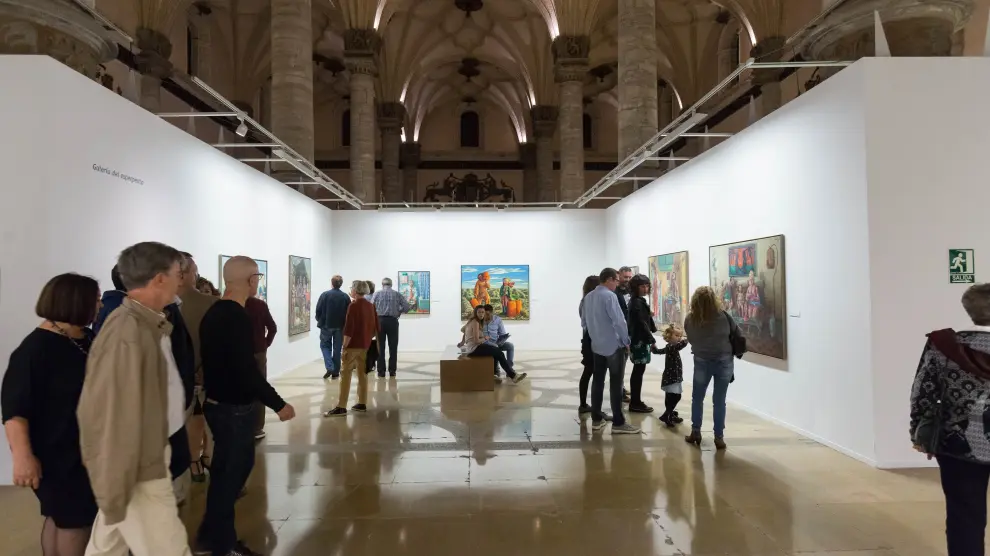 Los primeros visitantes disfrutaron este viernes de la exposición de Fortún en La Lonja.