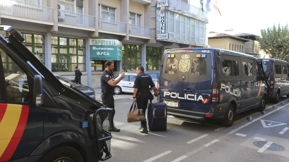 Efectivos de la Policía Nacional llegando al Hotel Pedro I de Huesca desde Reus.