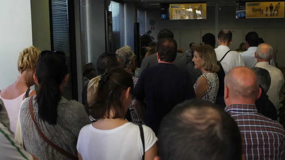 Imagen de la gran afluencia de clientes en la oficina de CaixaBank de Fraga.