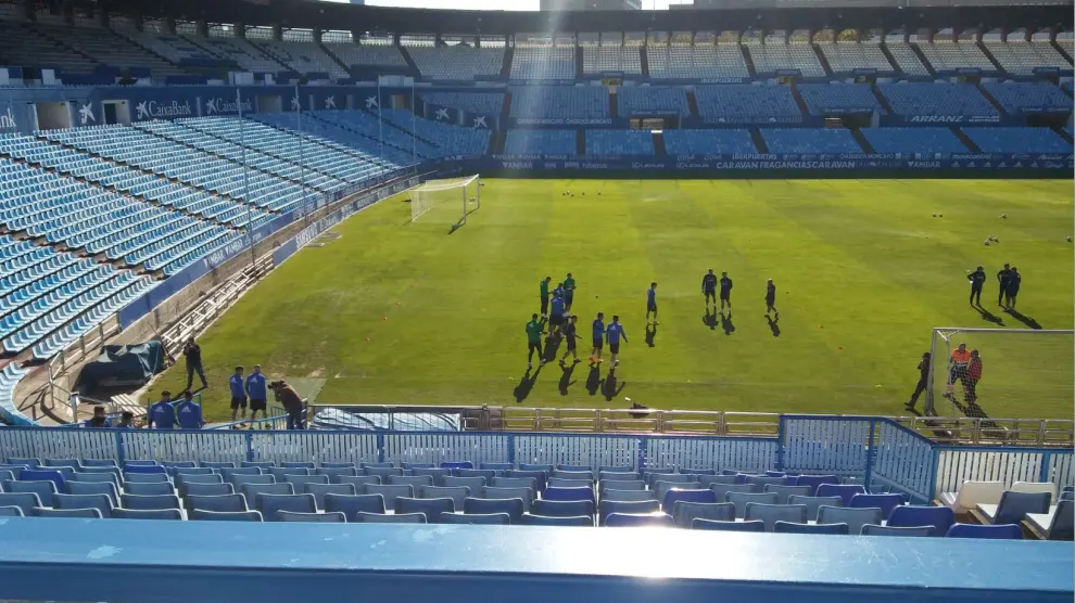 La plantilla del Real Zaragoza, al inicio del entrenamiento de este sábado en La Romareda.