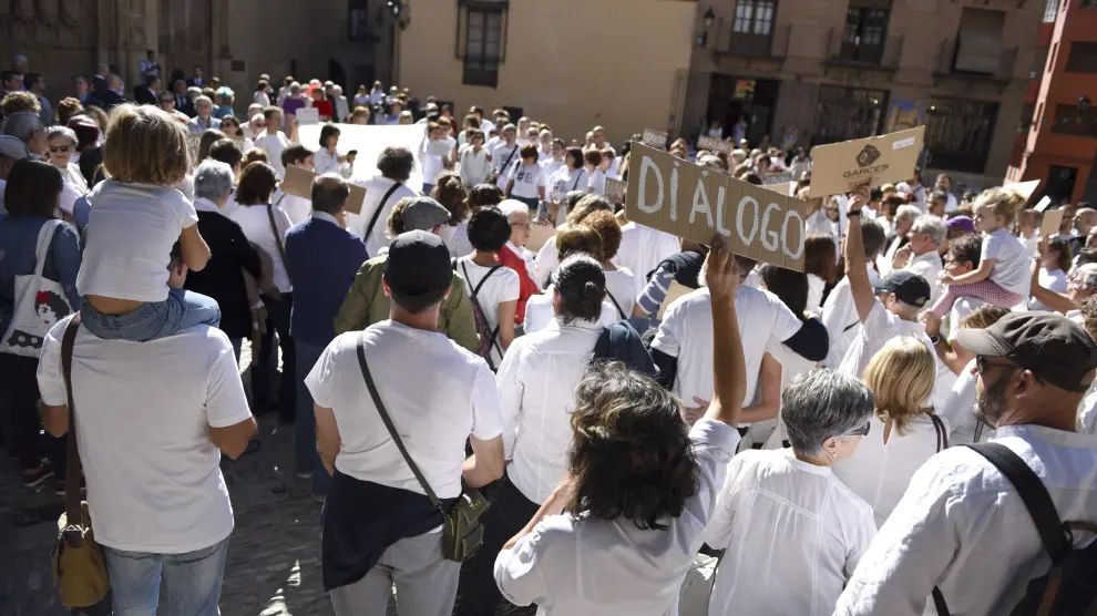 Trescientas personas en la marea blanca de Huesca