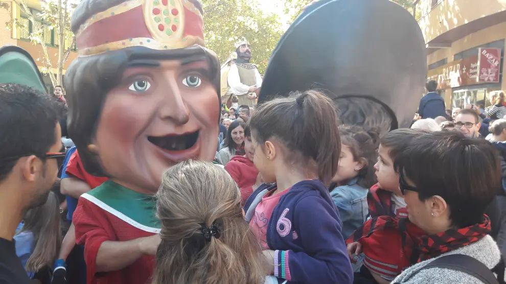 Los cabezudos han encorrido a los niños del barrio de La Jota en su primer día de carreras por las calles de Zaragoza.