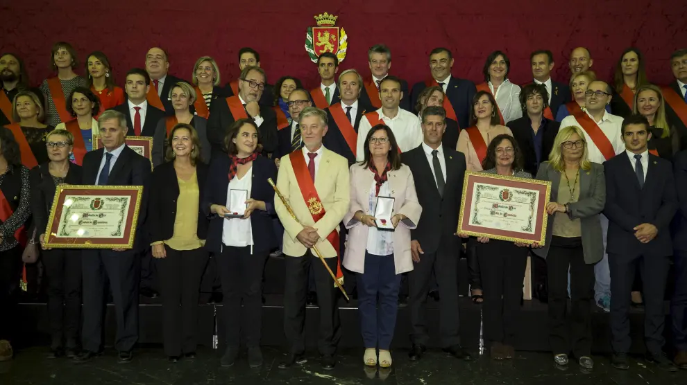 Foto de grupo de los ediles y los distinguidos ayer por el Ayuntamiento de Zaragoza.