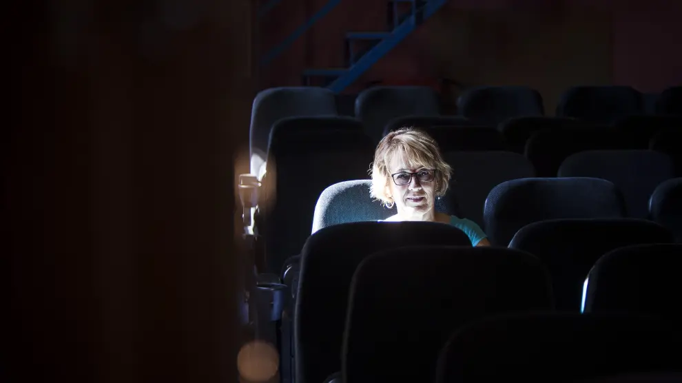 Teresa Polo, sentada en una de las butacas del cine de Arens de Lledó.