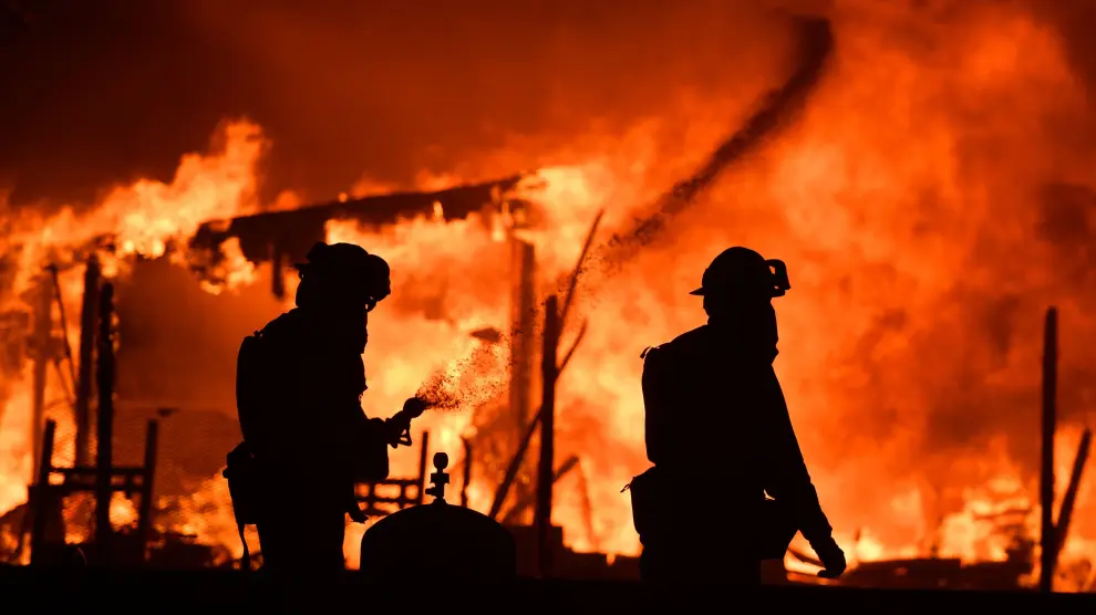 Los bomberos combaten las llamas en una casa incendiada en Napa.