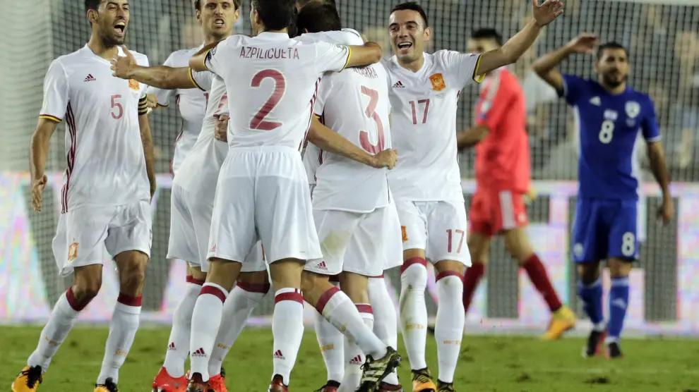 Los jugadores españoles celebran el gol