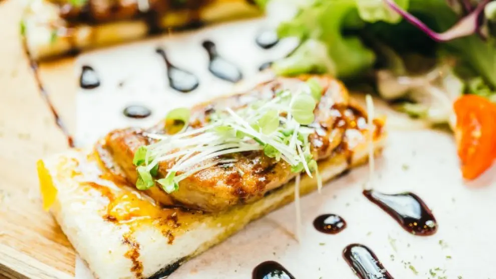 La mejor manera de disfrutar del foie-grass es acompañado de una rebanada de pan que no le reste protagonismo.