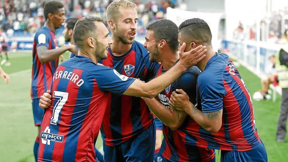 Los jugadores del Huesca celebran un gol en el último encuentro disputado en El Alcoraz.