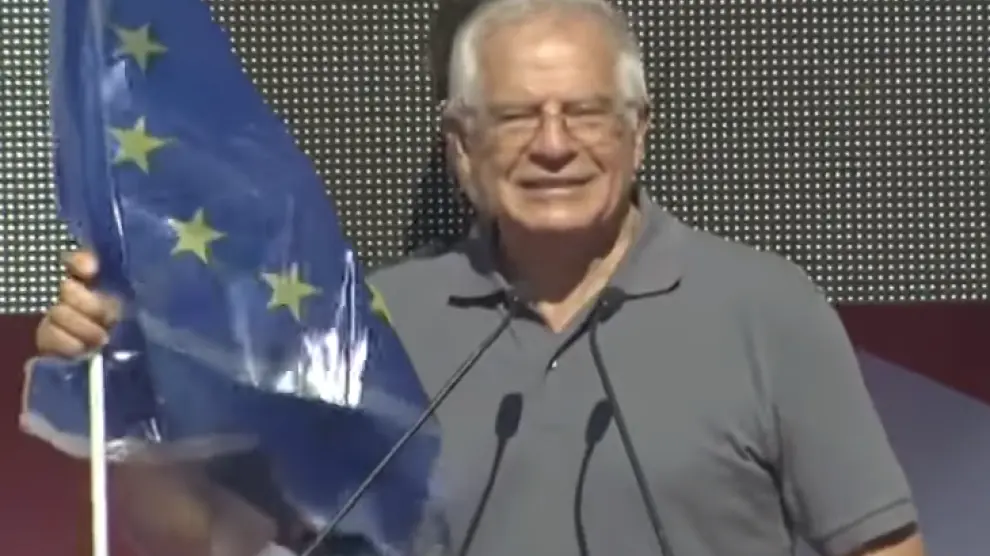 Borrell, con una bandera europea en la mano, ha dicho que "esta es nuestra estelada".