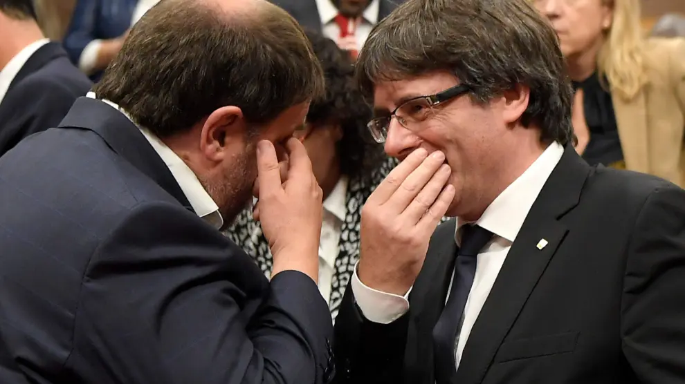 Oriol Junqueras y Carles Puigdemont, este martes en el 'Parlament'.