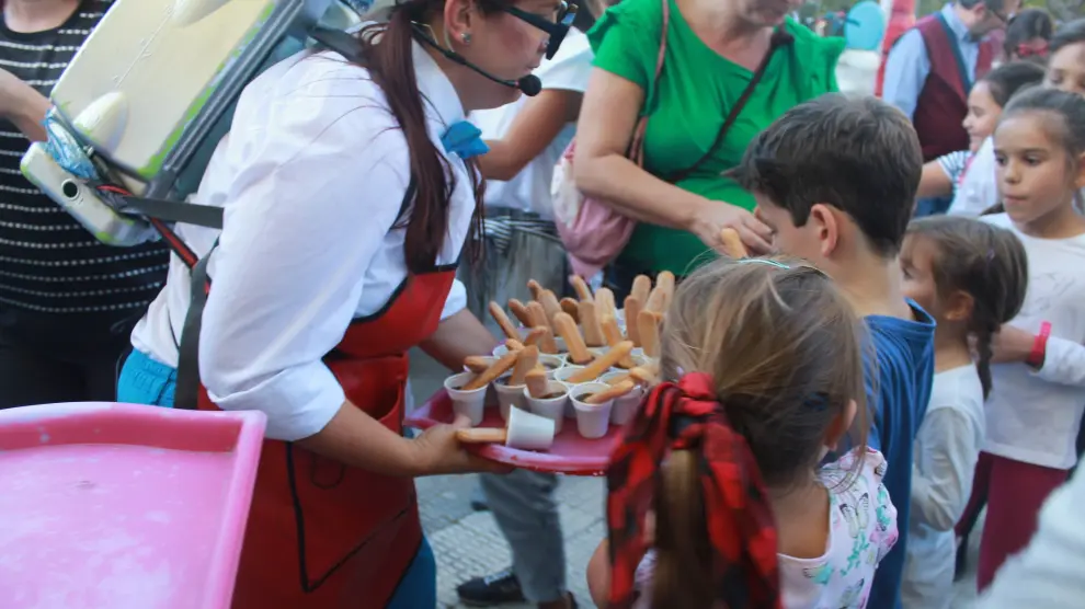 Un pasacalles con chocolate y bailes lleva las fiestas del Pilar a Miralbueno
