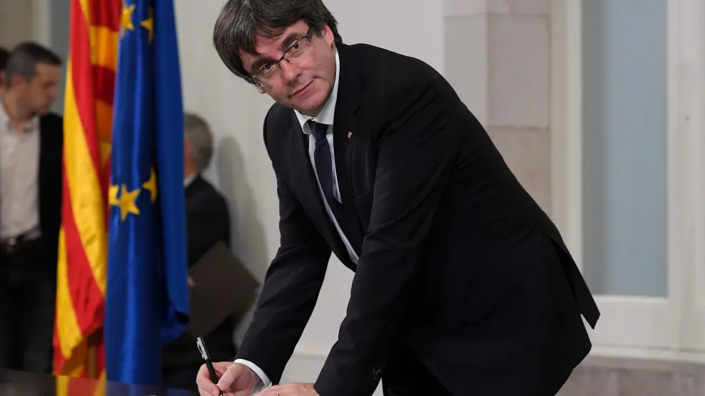 Puigdemont firma el documento conjunto con los otros grupos independentistas.