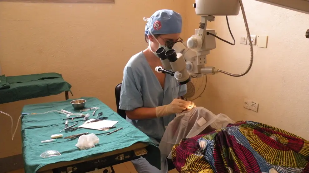 La oftalmóloga Mireya Martínez tratando a una paciente chadiana en el Hospital Saint Joseph de Bébédjia.