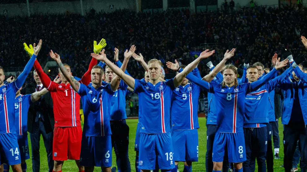 Los jugadores de Islandia celebran el pasaporte al Mundial de Rusia en la victoria lograda el lunes ante Kosovo en Reykjavik.