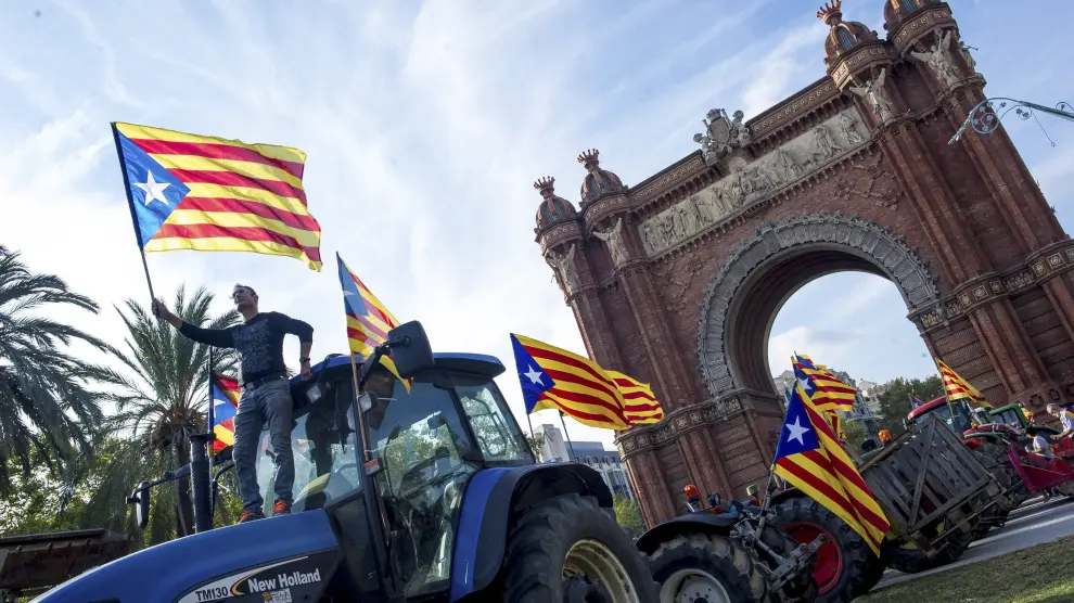 Una treintena de tractores, aparcados junto al Parlament en apoyo a Puigdemont.