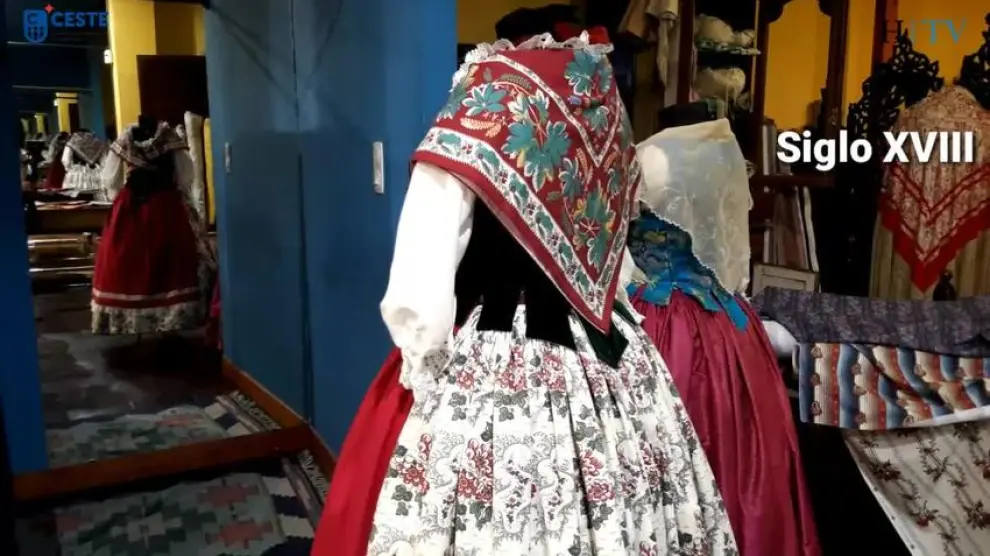 Errores que comete al vestirse de baturra con un traje del siglo XVIII