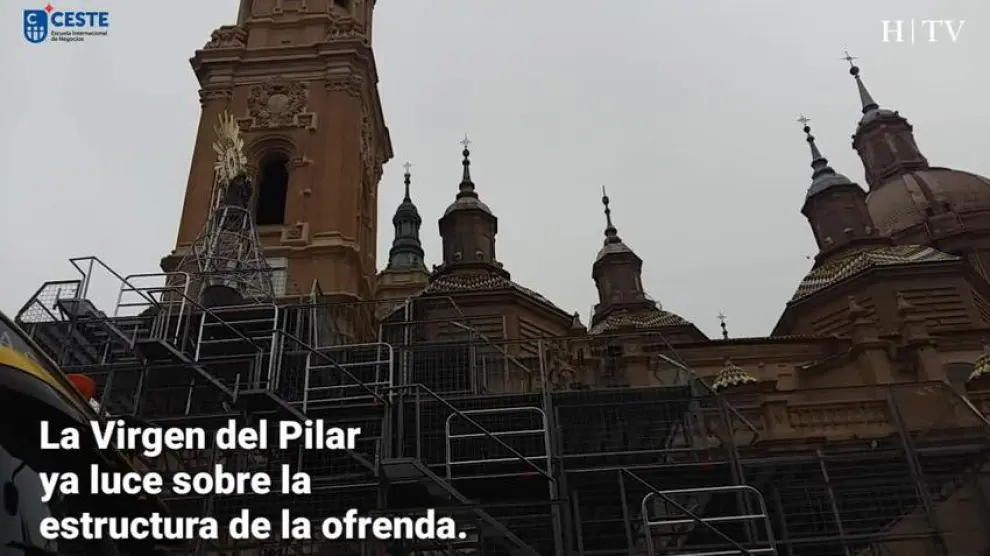 La Virgen del Pilar ya luce sobre la estructura de la ofrenda
