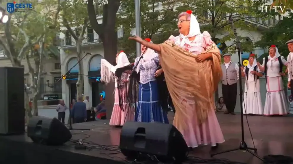 La música y los bailes inundan la plaza de Aragón