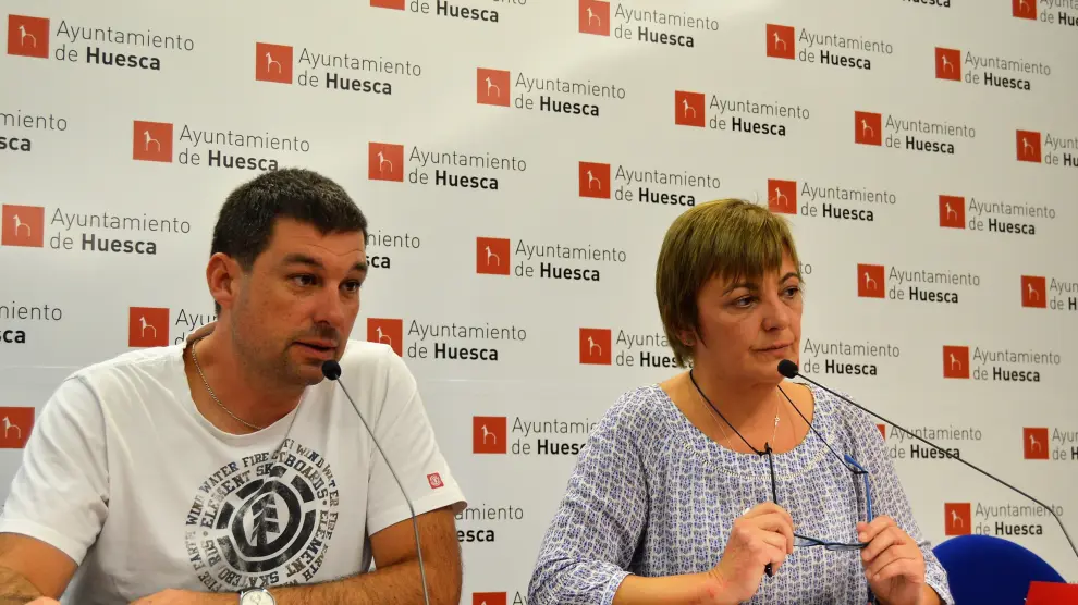 Los concejales de Cambiar Huesca Luis Arduña y Pilar Novales