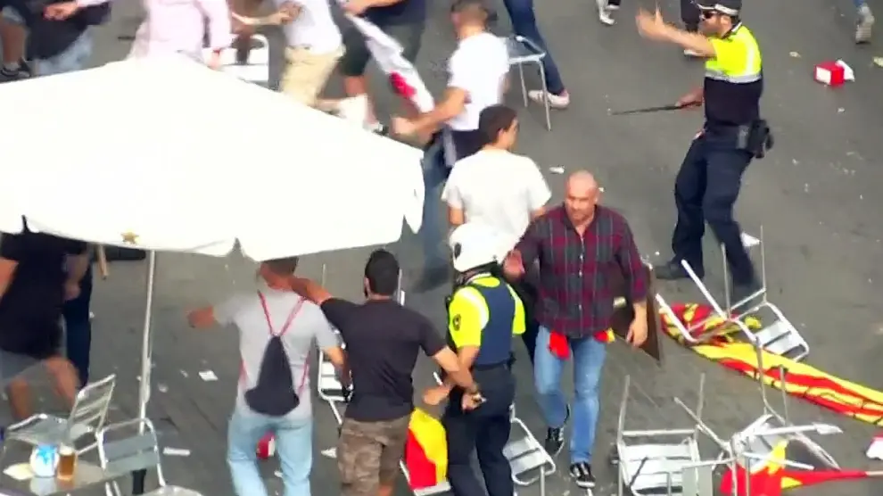 Pelea desatada en la plaza de Cataluña de Barcelna entre dos grupos de jóvenes este 12 de octubre.