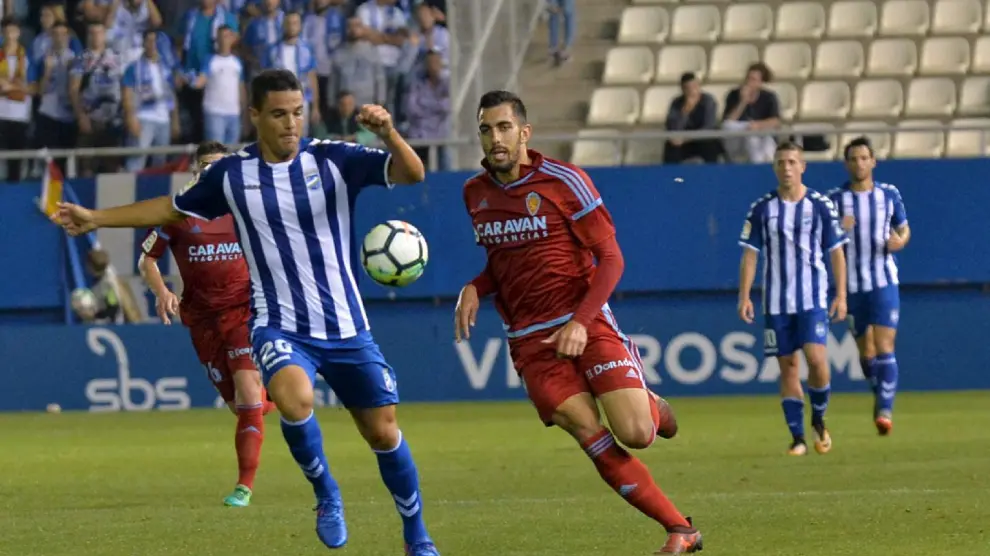 Borja Iglesias, en el inicio de una contra desde la línea de medios sobrepasando la posición del central Peña durante el partido Lorca FC-Real Zaragoza.