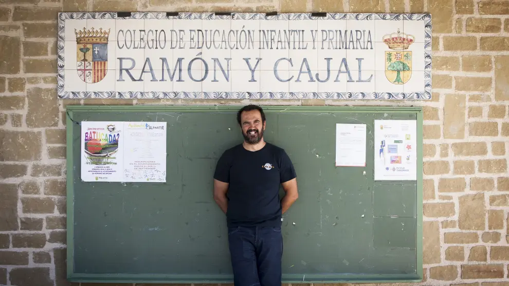 Juan Antonio Rodríguez 'Gigi', en la puerta del colegio que dirige.