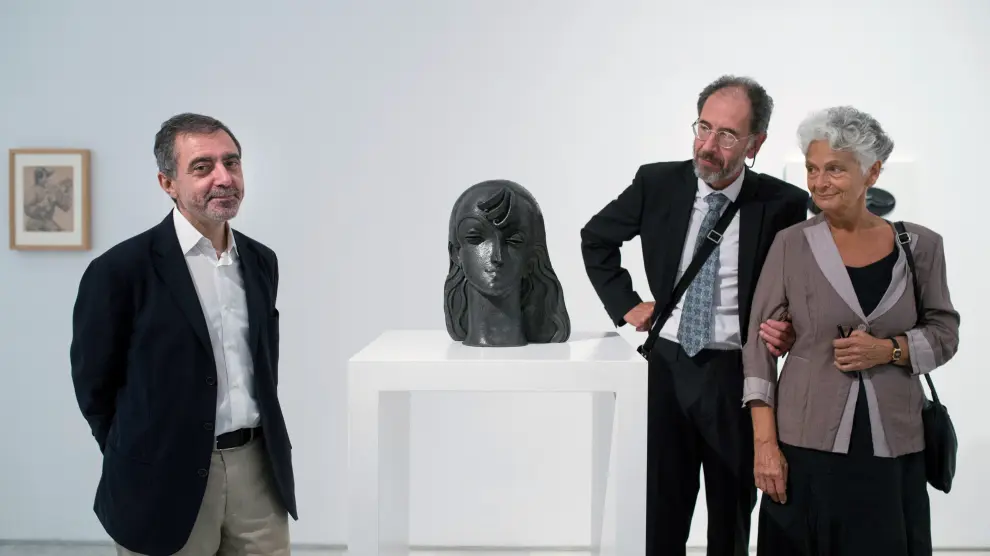 La familia del escultor acude a la donación oficial de las cinco piezas