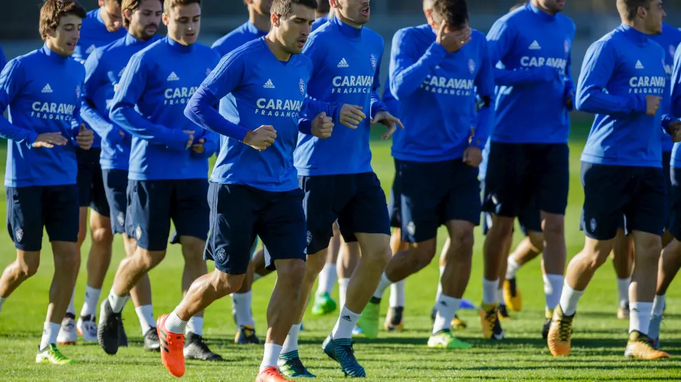 La plantilla del Real Zaragoza, en un entrenamiento