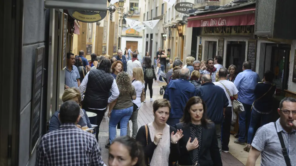 Los bares y terrazas del centro de Zaragoza lucen estos días llenos de gente con motivo de unas fiestas del Pilar en las que acompaña el buen tiempo.