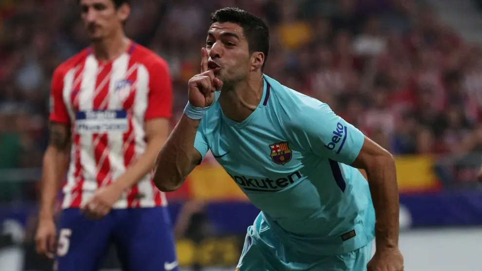 Luis Suárez celebra su gol y manda callar al público.