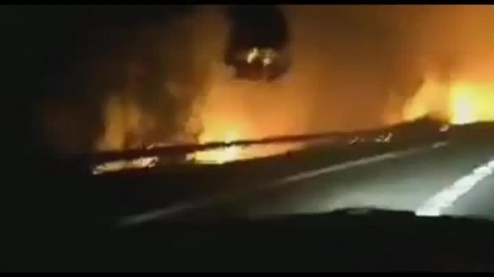 Carreteras cortadas y coches atrapados por el incendio
