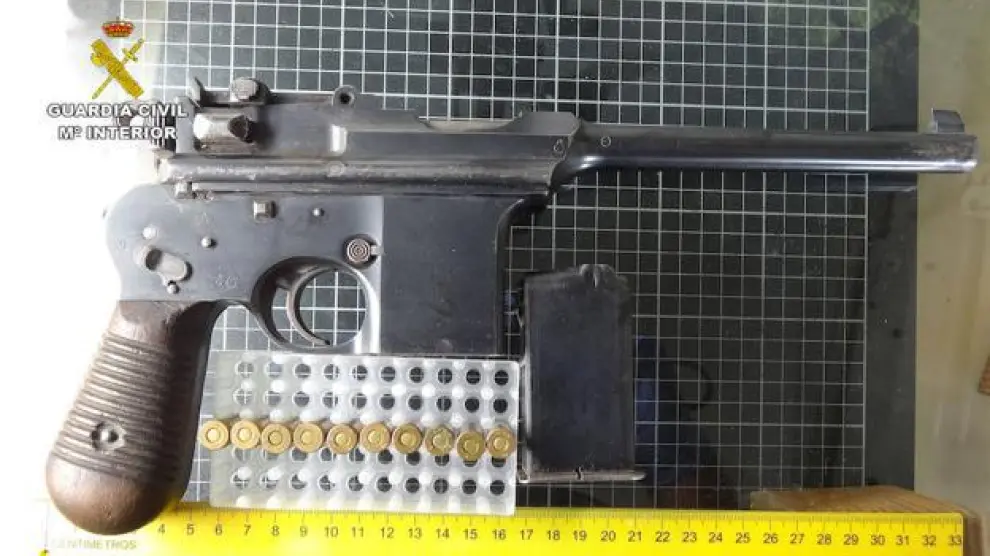 La Guardia Civil localizó junto al coche del detenido una bolsa de deporte que tenía en su interior una pistola ametralladora con 10 cartuchos.