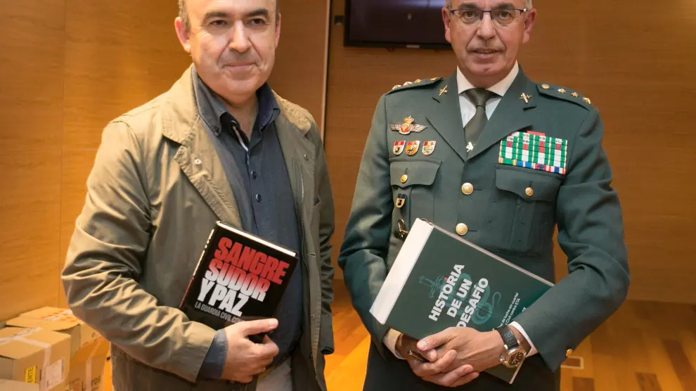 El escritor Lorenzo Silva y coronel de la Guardia Civil Manuel Sánchez Corbí