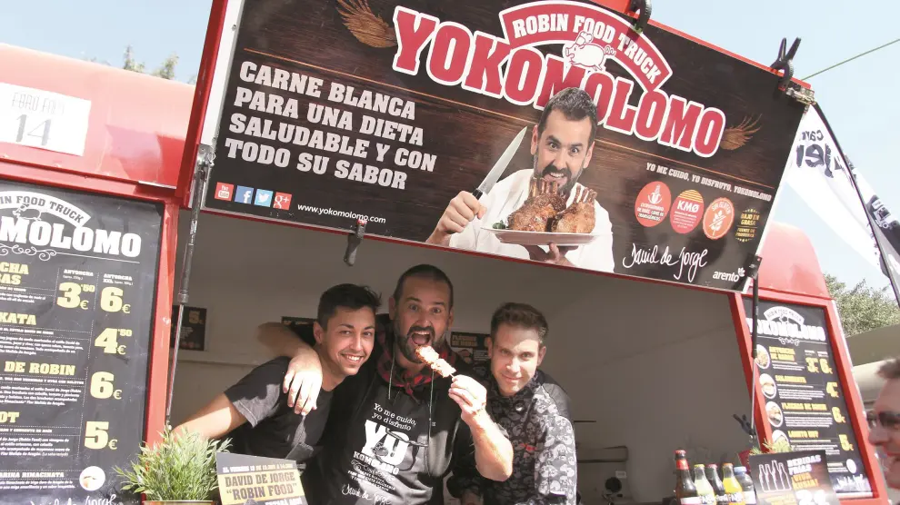 David de Jorge (Robin Food), en el centro, ayer, en la 'foodtrack' de Yokomolomo, en Zaragoza.