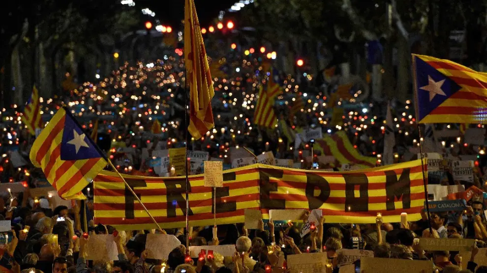 Miles de personas piden en Barcelona la libertad para Sánchez y Cuixart