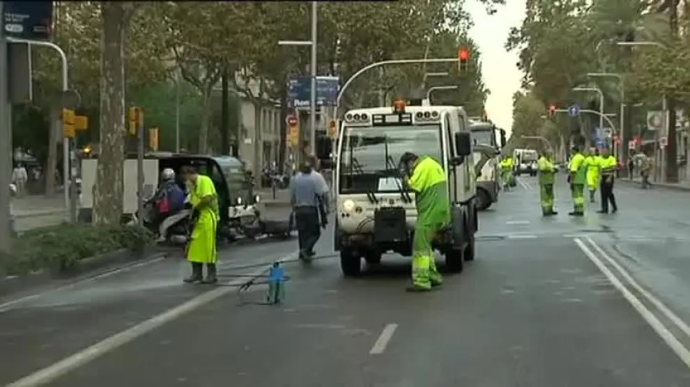 Cortada la Diagonal de Barcelona para limpiarla tras la concentración de este martes
