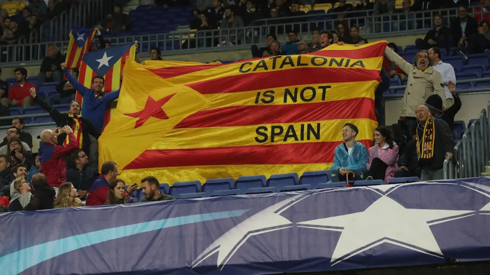 Varios aficionados ondean una 'estelada' en el Camp Nou.