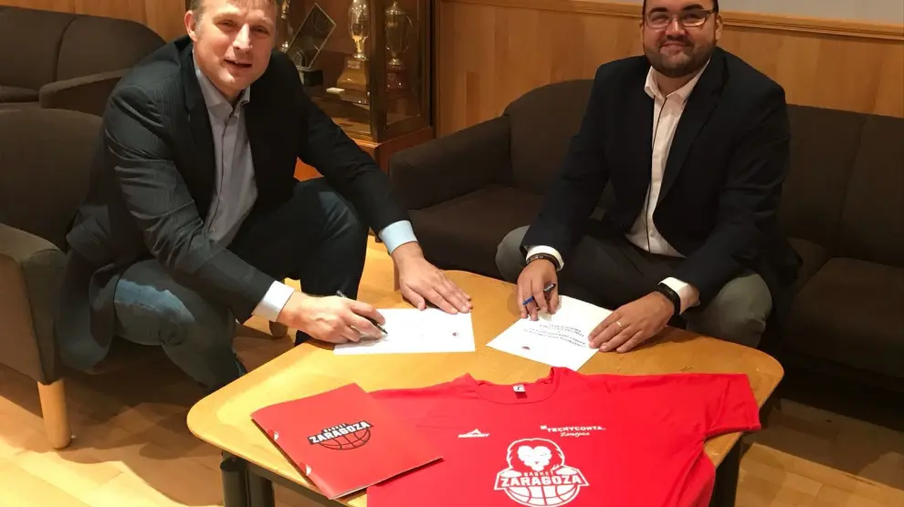 Firma del acuerdo entre el Basket Zaragoza y Efinétika.