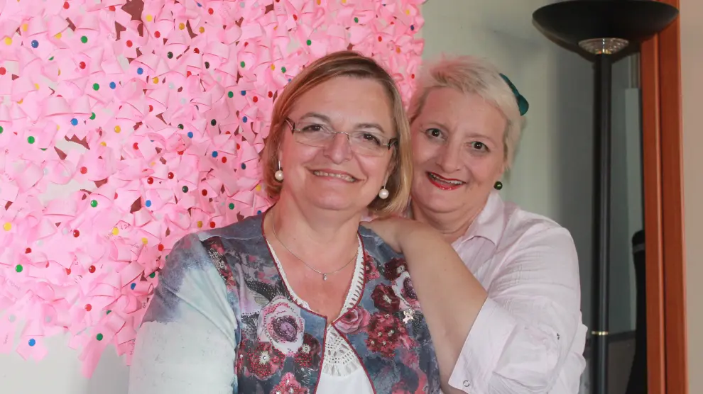 Lourdes Andreu, de 58 años, e Isabel Rodes, de 60, en la sede de la asociación aragonesa de cáncer genital y de mama Amac-gema.