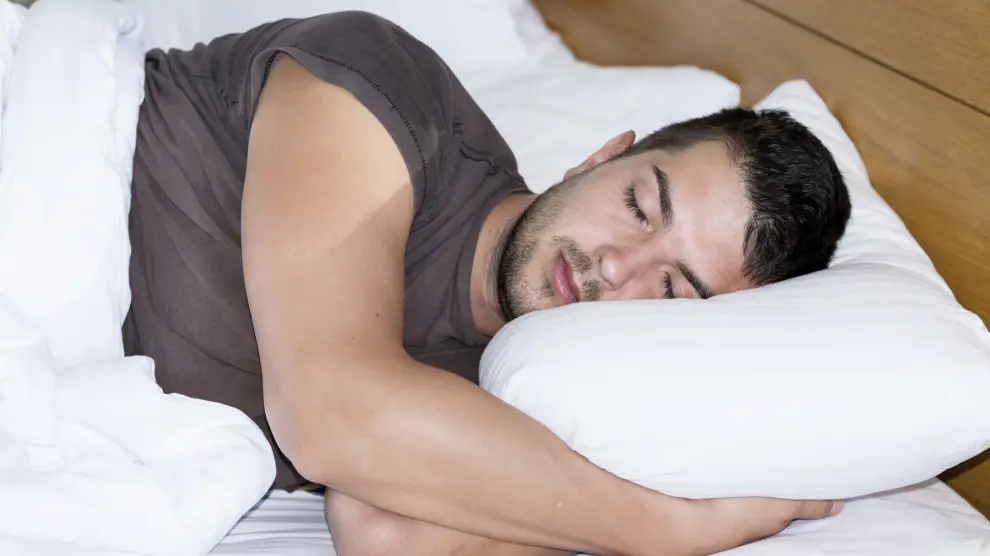 Dormir siete horas seguidas ayuda a prevenir problemas de corazón