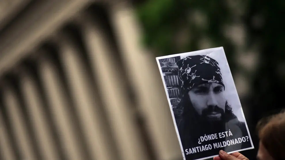 Una mujer sostiene un cartel con el rostro de Santiago Maldonado en una de las protestas por su desaparición.