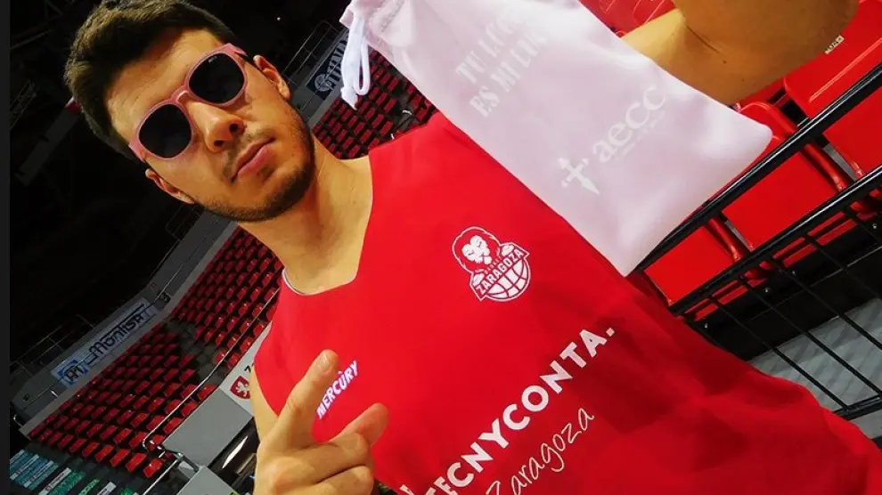 Jonathan Barreiro, jugador del Tecnyconta Zaragoza, muestra su apoyo en el Día mundial contra el cáncer.