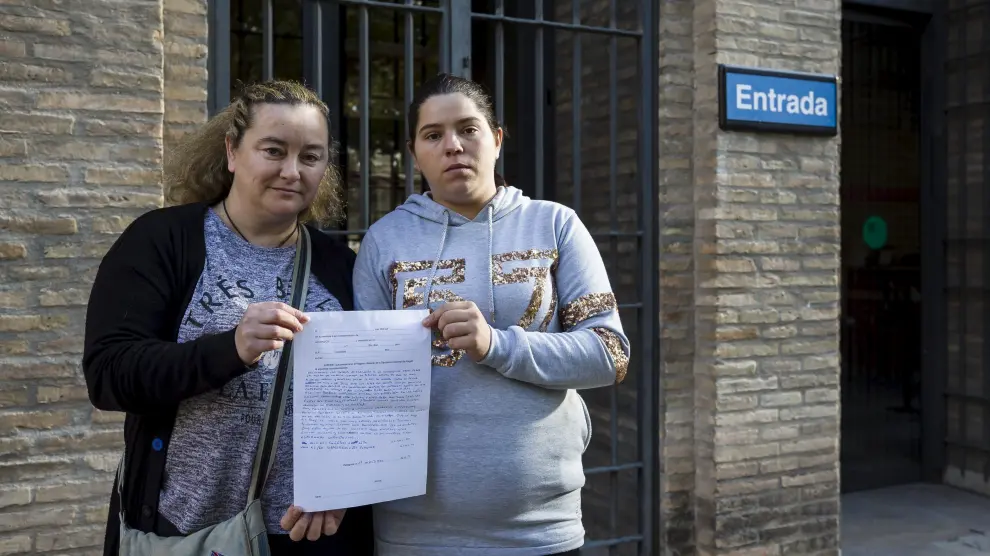 Beatriz Tejeda y Jessica Lodoyer, ayer, a las puertas del Pignatelli con la queja que registraron.