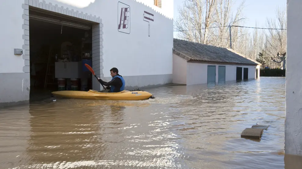 Imagen de archivo de la riada del río Ebro en enero de 2013 en el municipio de Novillas.