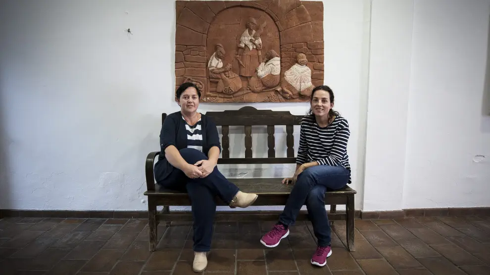 Beatriz Carrillo y Rosa Escanero, concejalas del Ayuntamiento, bajo una muestra del talento de Marín Bagüés.