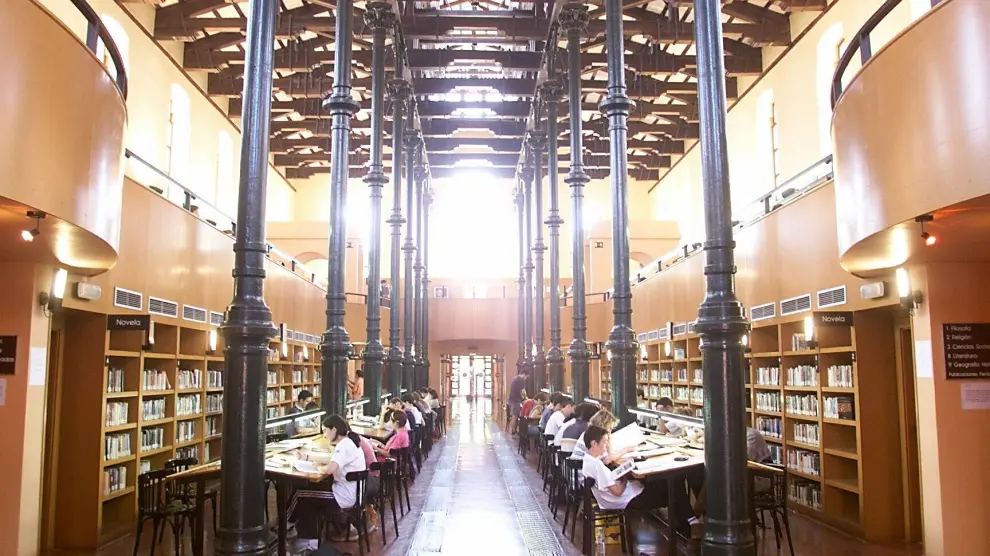 Biblioteca Ricardo Magdalena, la más grande de la red municipal de Zaragoza.