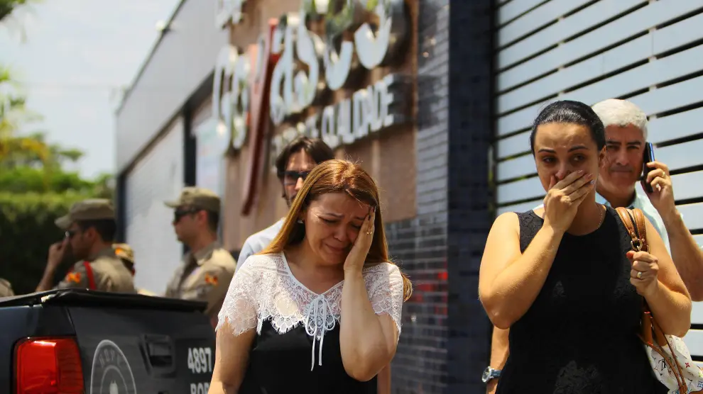 Familiares de estudiantes lloran tras el tiroteo