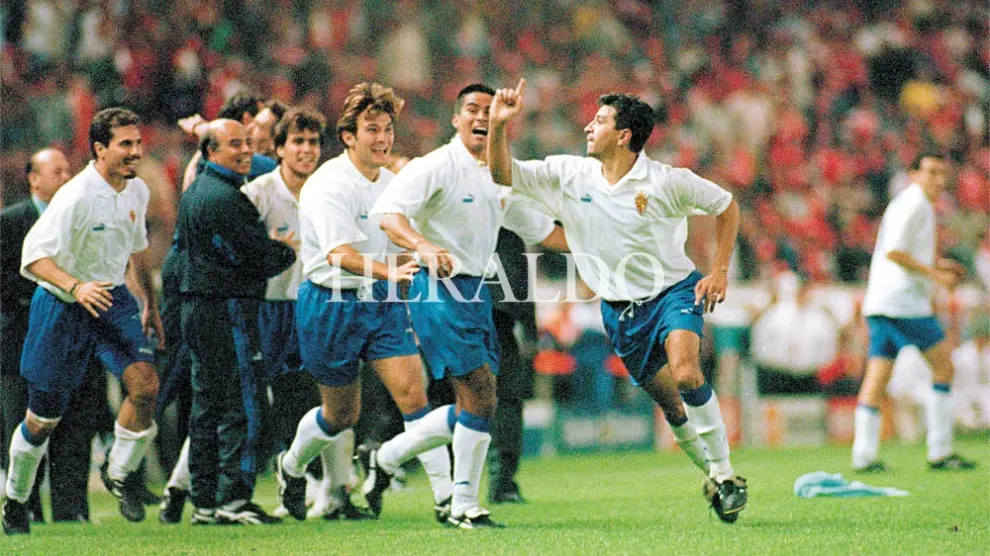 Nayim celebra su épico gol en París el 10 de mayo de 1995