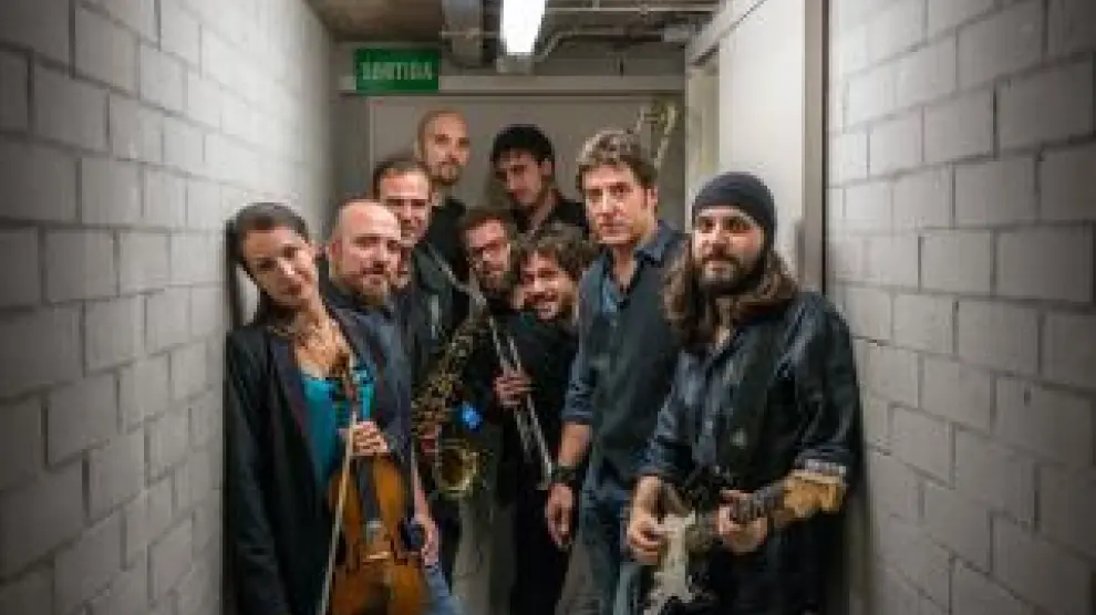 El presentador Manel Fuentes y su Spring's Team, una banda de ocho músicos profesionales con quienes interpreta los temas más populares de Bruce Springsteen.