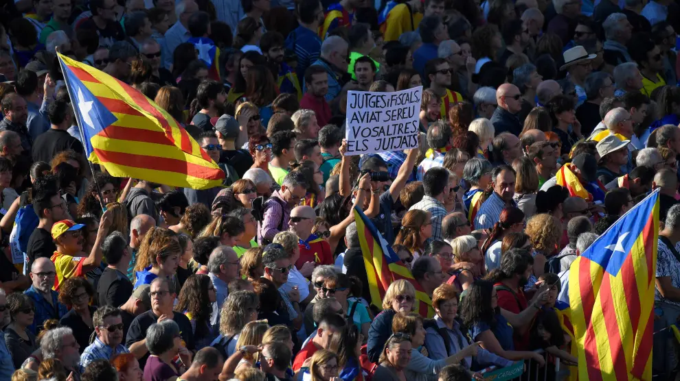 Miles de personas se manifiestan en Barcelona por el autogobierno y la libertad de Sánchez y Cuixart